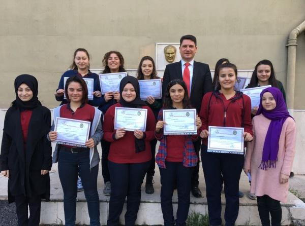 İstiklal Marşımızı Güzel Okuma Yarışmasına Katılan Öğrencilerimizi Ödüllendirdik